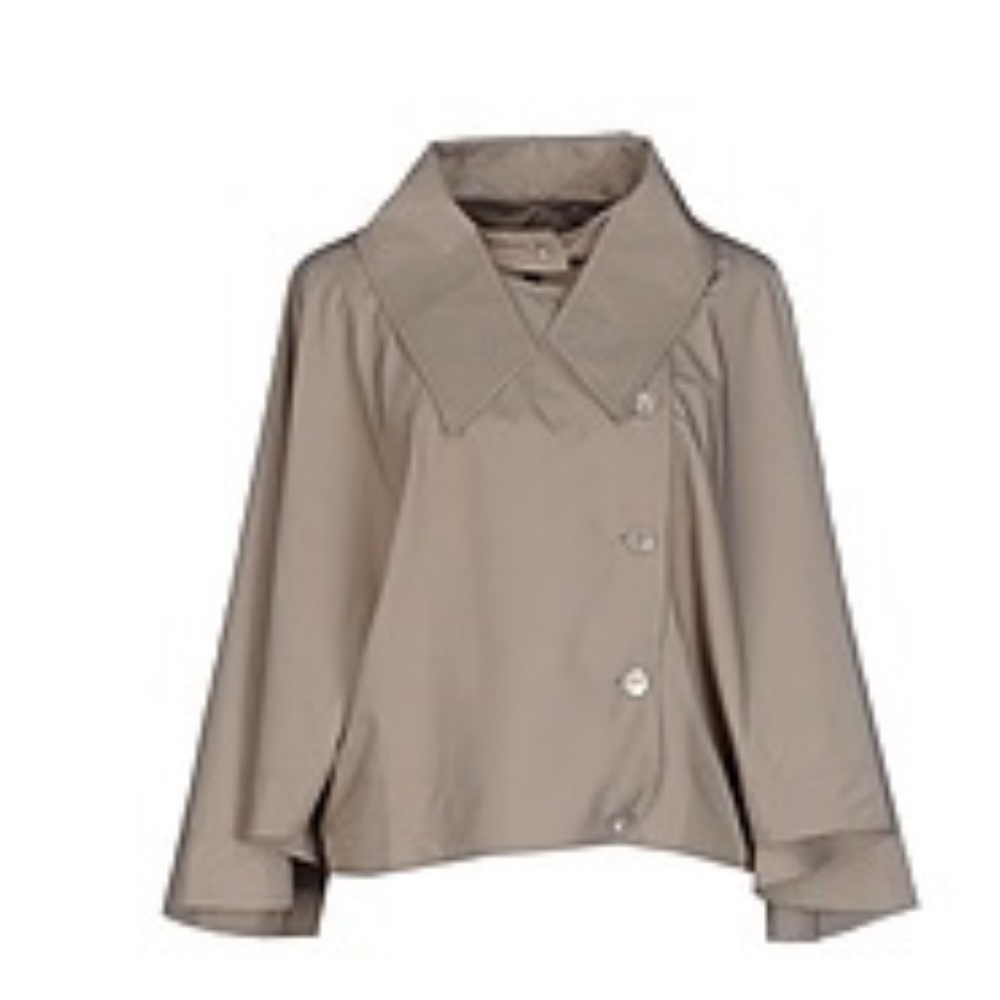 Capes & ponchos
DESIGNER LIVIANA CONTI
6 (US)